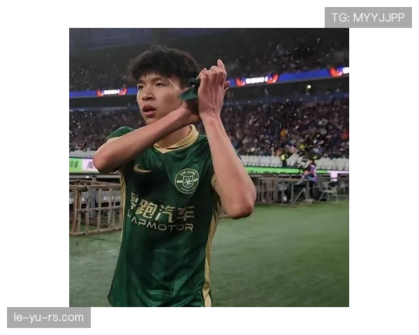 中国足球新星王钰栋闪耀赛场，未来之星强势崛起