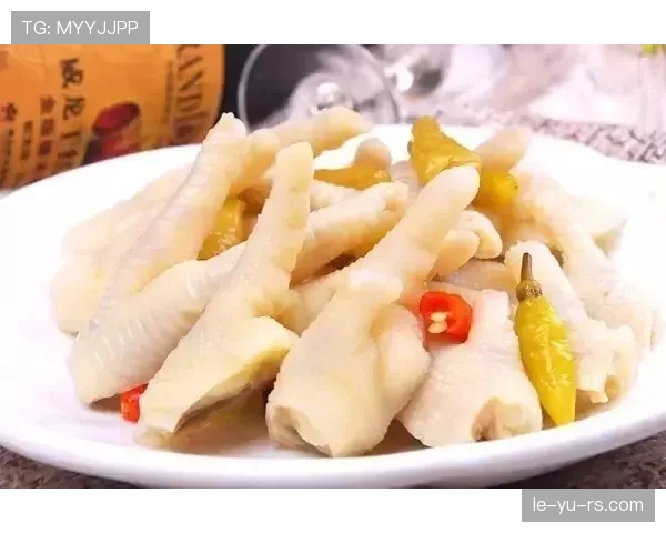 周冠宇拎着塑料袋逛菜市场，手腕上一块让人怀疑人生的表——这日常反差也太狠