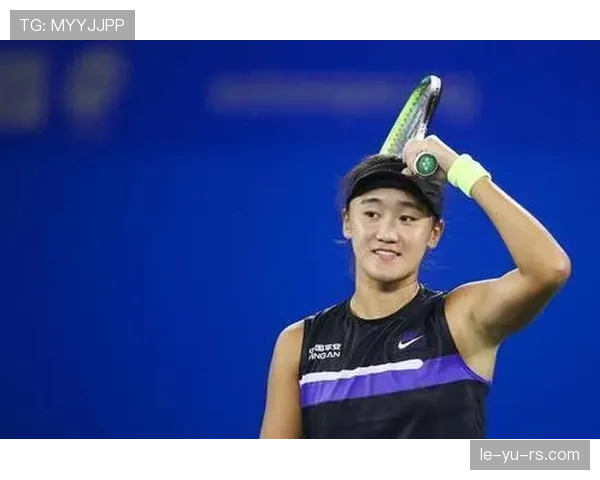 彭帅下机拎三只名牌包，赛场上那个苦练女孩像被换角了